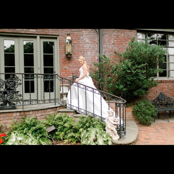 Meet your Posher, Lauren - Picture 1 of 3